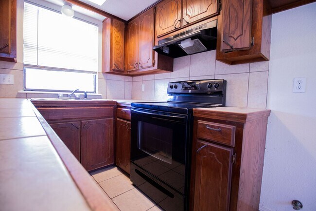 Building Photo - 2204 Lafayette Dr