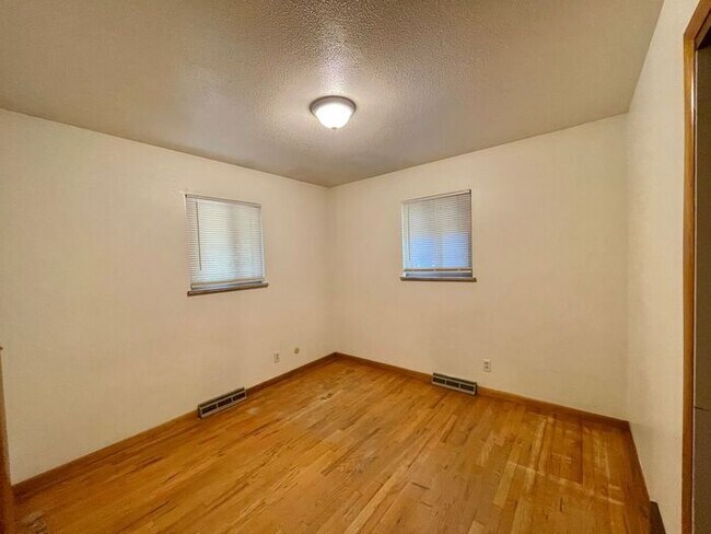 Building Photo - Spacious 3 Bedroom, 1.5 Bathroom Home in G...