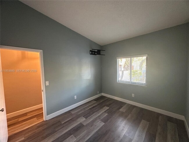 Building Photo - 458 SE 14th St