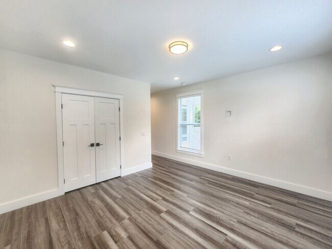Building Photo - 1128 Blueview Dr
