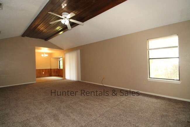 Building Photo - Country Trails Three Bedroom