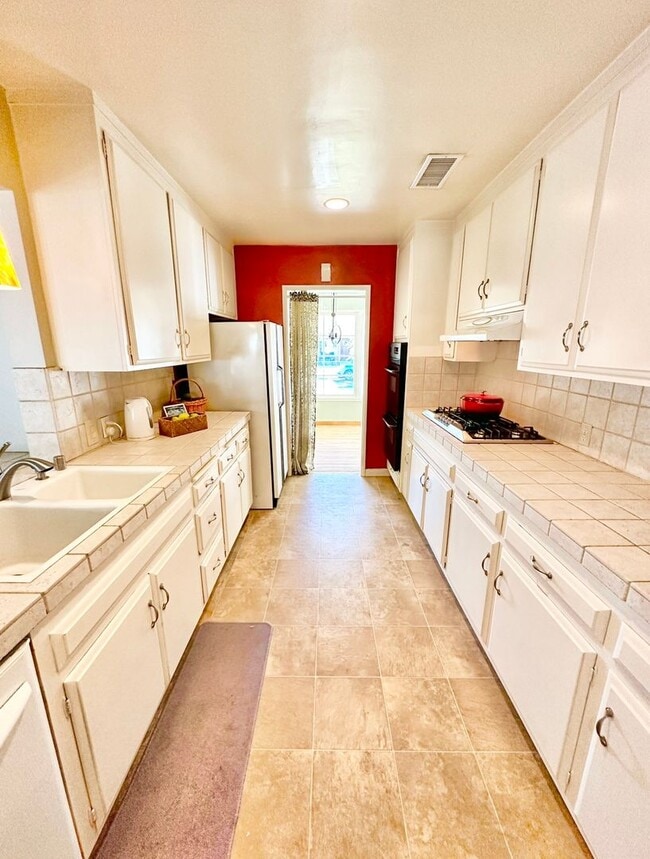 Building Photo - 3 Bedroom 2 Bathroom Lakewood House with Private Backyard down the street from Lakewood High School