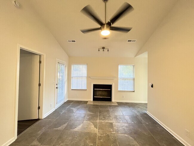 Building Photo - 3BR/2BA Hermitage Rental Minutes from I-40...