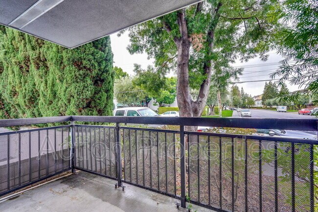 Building Photo - 181 Del Medio Ave