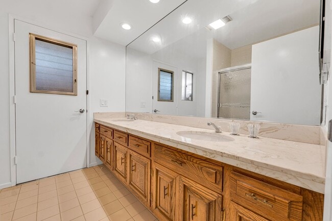 Building Photo - Perfect Entertaining Family Home with Larg...
