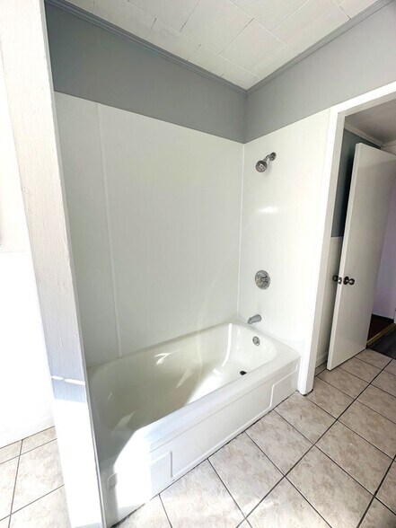 Building Photo - 2 Bernon St