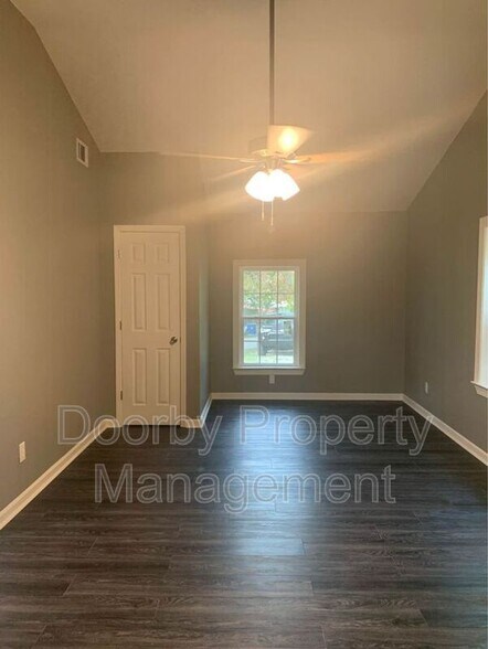 Building Photo - 2408 Cres Club Dr