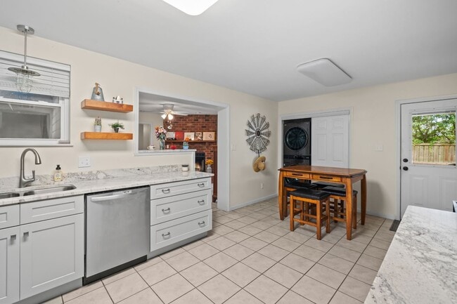 Building Photo - 527 Red Oak Rd