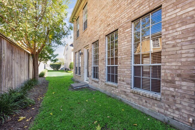 Building Photo - 2802 Briarhurst Park