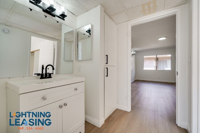 Building Photo - 14634 Magnolia-204B