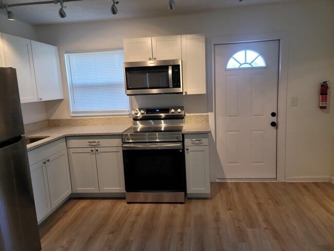 Building Photo - 1700 Chaucer Rd