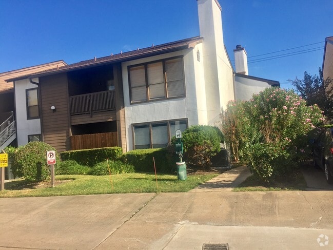 Building Photo - 8020 Braesmain Dr