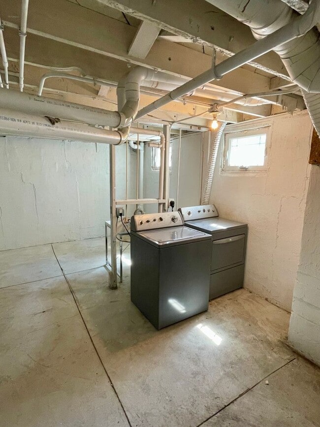 Building Photo - Beautiful & Spacious 3 Bedroom Rental Home...
