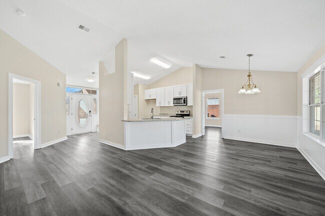 Building Photo - 2520 E Ashford Park Dr