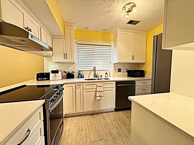 Building Photo - 5 The Corners