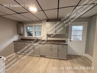 Building Photo - 561 Sunbury St