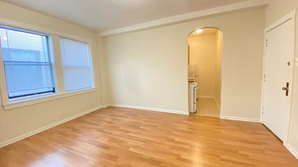 Primary Photo - 839 W Sheridan Rd