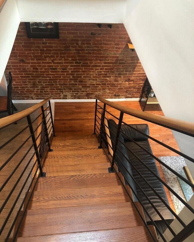 Building Photo - Great 3 BR 2 Bath Row Home in Shaw