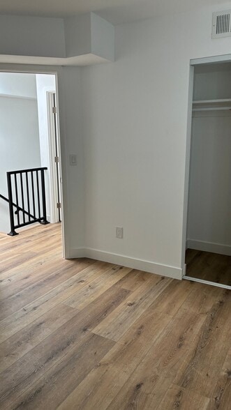 Building Photo - 449 W 74th St