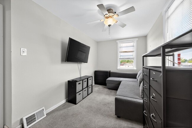Building Photo - 3 Bedroom, 1 Bath Smart Fully Furnished To...