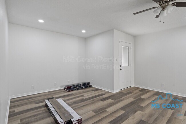 Building Photo - 340 Hiller Dr