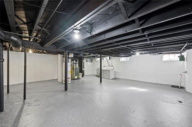 Building Photo - GORGEOUS Cleveland Hts Single Family - Ava...