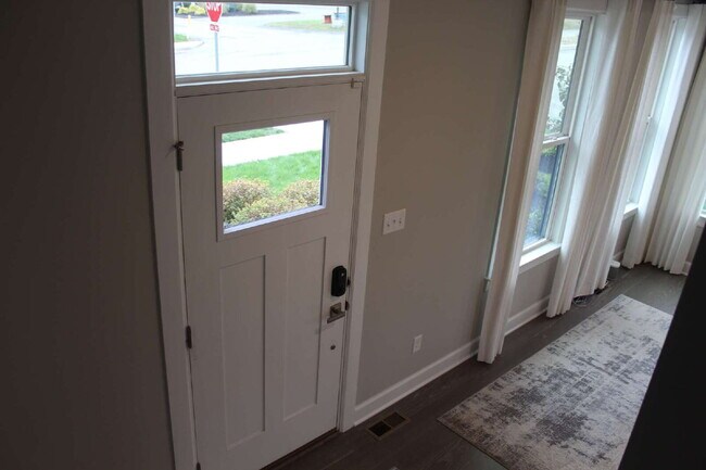 Building Photo - Exquisite 3-Bed Townhouse in Moon Township...