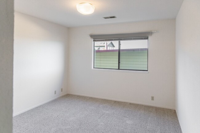 Building Photo - 2 Bedroom 2 Bath Condo in Pacific Grove NO...