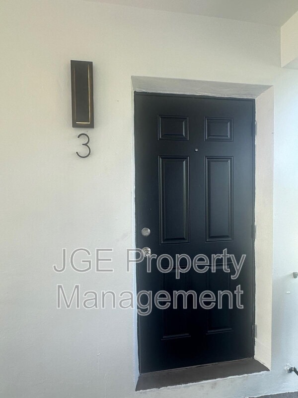 Building Photo - 3128 SW 12th Pl