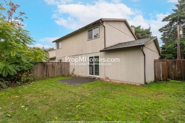 Building Photo - Two Bedroom Townhome in Montavilla!