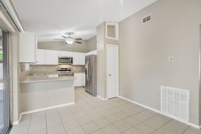 Building Photo - 3Br 2BA Home in Brandon, FL - New Paint and Carpet