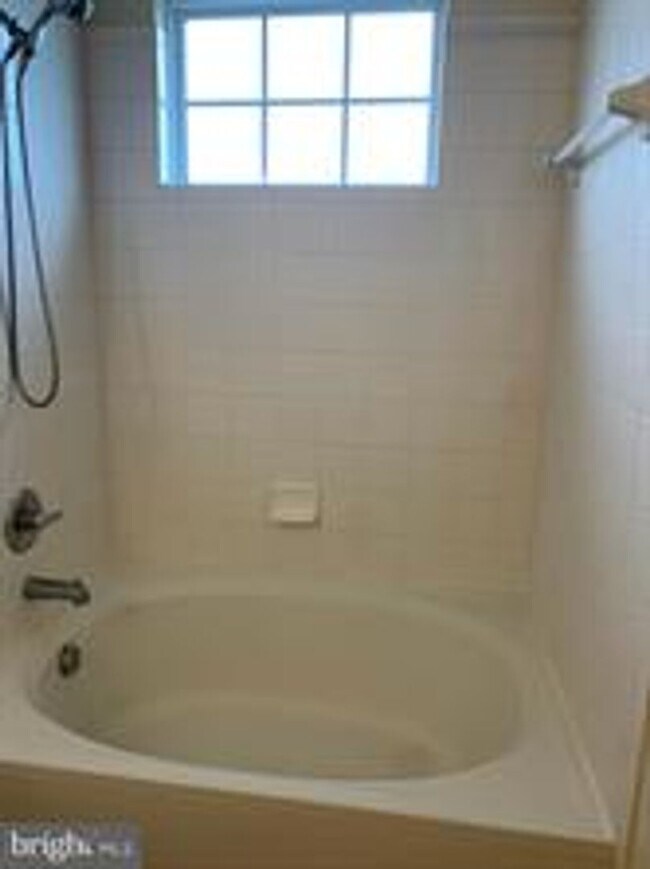 Building Photo - LOVELY TOP LEVEL CONDO IN GERMANTOWN