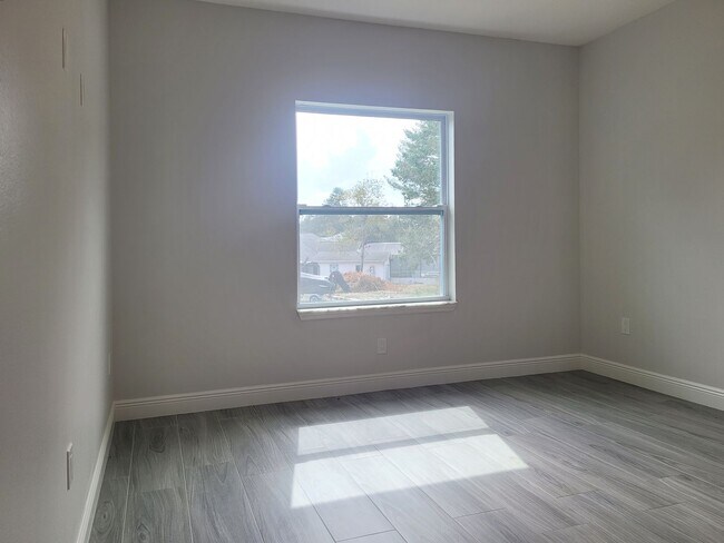 Building Photo - 4 Bedrooms and 2 Bathrooms