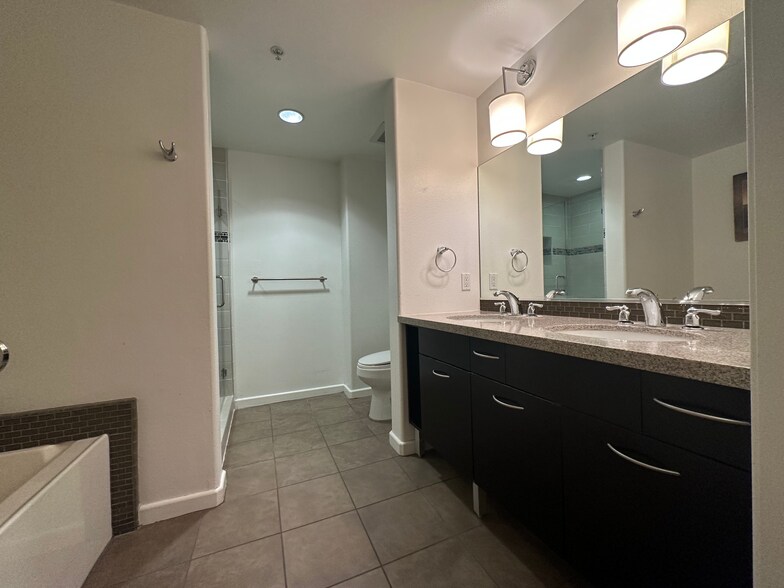 Master's Bathroom - 250 N 1st St