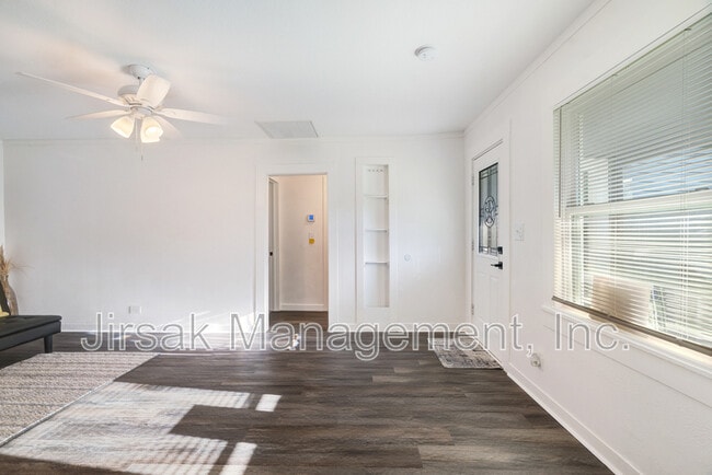 Building Photo - 660 16th St SE