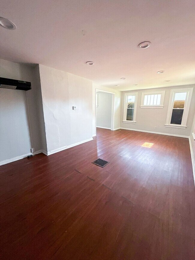 Building Photo - Move-In Ready 3 Bedroom Home w/ Fresh Pain...