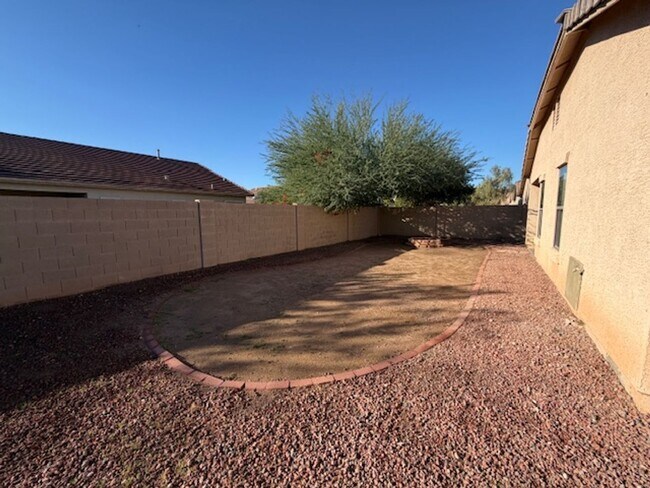 Building Photo - MOVE IN SPECIAL! Charming 3 Bed, 2 Bath in Surprise