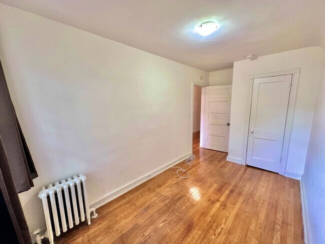 Building Photo - Spacious 6 bedroom 3.5 bath Tudor Townhouse w/Deck close to Georgetown University & Hospital