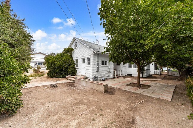 Building Photo - Beautiful Home
