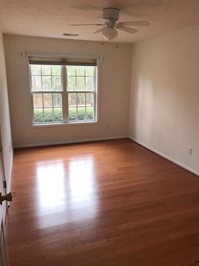 Building Photo - Carolina Lakes!!