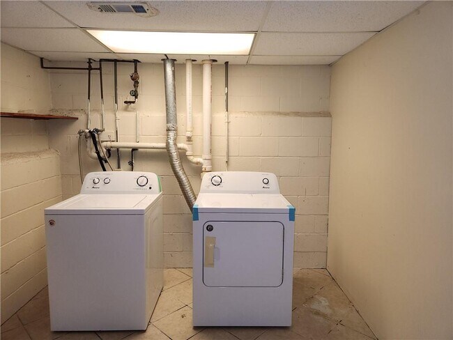 Building Photo - 3234 Valley View St