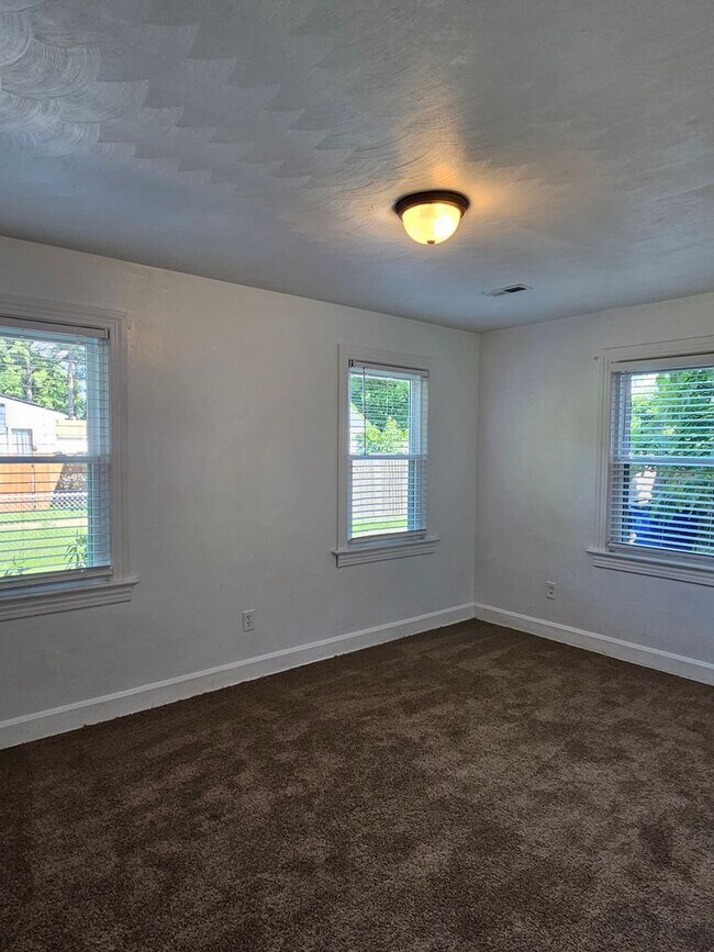 Building Photo - 348 Virginian Dr unit A