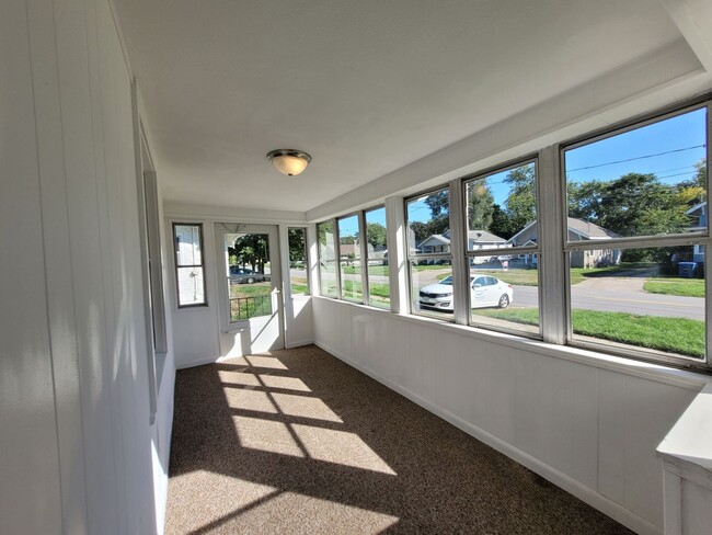 Building Photo - Two Bedroom with rear sun room bonus room,...