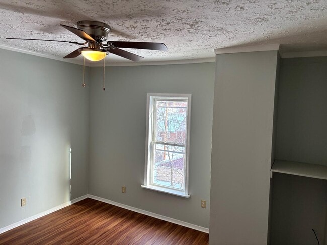 Building Photo - 2517 W Chestnut Ave