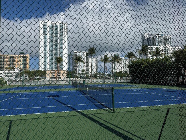 Building Photo - 1000 Parkview Dr