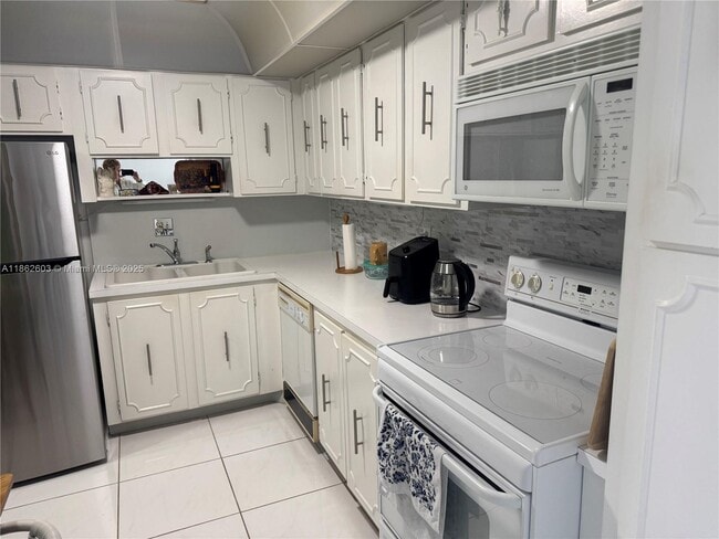 Building Photo - 3113 S Ocean Dr