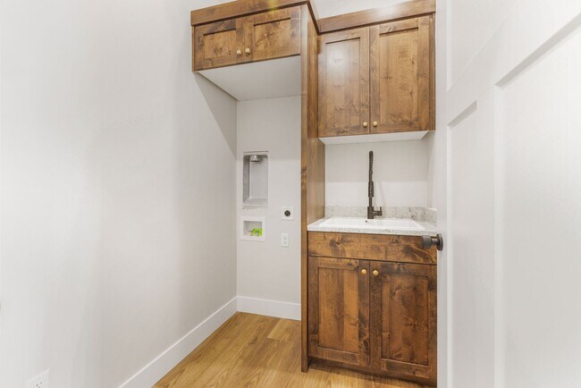 Building Photo - SUGAR CITY TWIN HOME 3 BED 2 FULL BATH - FENCED YARD WITH EX-LARGE 2 STALL GARAGE