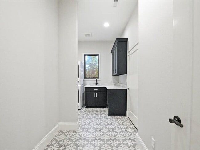 Building Photo - 3500 S Morain St