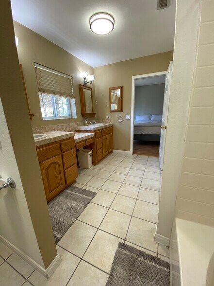 Building Photo - 777 Stephens Avenue