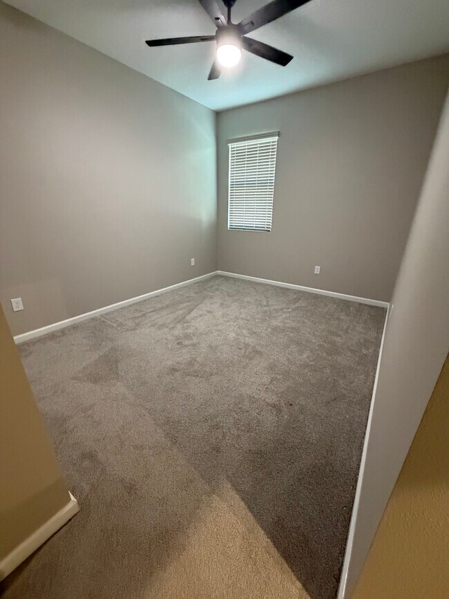 Building Photo - 882 Asterfield Ln